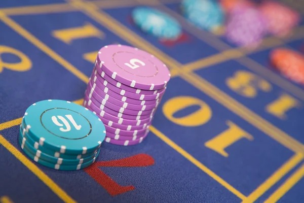 Live dealer blackjack and roulette tables at tajir4d